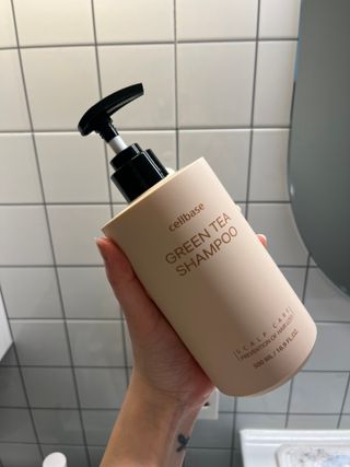 프리마인 더이상 뻣뻣하고 효과없는 탈모샴푸는 NO. 근본부터 케어하는 셀베이스 그린티샴푸(500ml) — 5점을 준 리뷰어가 2023년 3월 올린 사용 사진