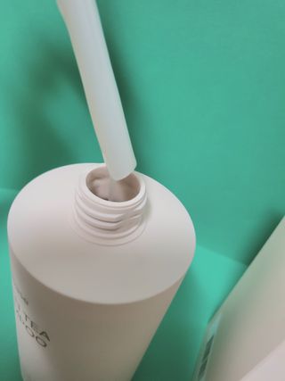 프리마인 더이상 뻣뻣하고 효과없는 탈모샴푸는 NO. 근본부터 케어하는 셀베이스 그린티샴푸(500ml) — 5점을 준 리뷰어가 2023년 5월 올린 사용 사진