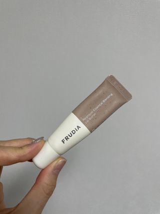 [후르디아] 올리브영 착한보습 비건 립버터 2종 — 5점을 준 리뷰어가 2022년 2월 올린 사용 사진