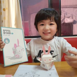 움직이는 종이로봇 - 로빗 로얄버전 움직이는 종이 로봇 - 로빗 — 5점을 준 리뷰어가 2021년 2월 올린 사용 사진