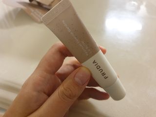 [후르디아] 올리브영 착한보습 비건 립버터 2종 — 5점을 준 리뷰어가 2022년 12월 올린 사용 사진