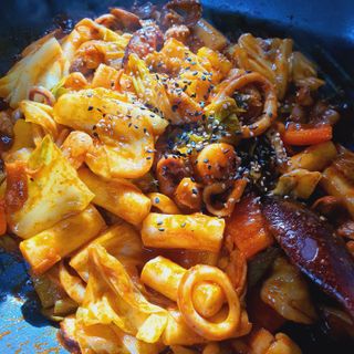 화끈한녀석들 새오똥400g 새우,오징어,똥집 볶음요리 소스,밀떡, 참기름 포함 — 4.5점을 준 리뷰어가 2022년 11월 올린 사용 사진