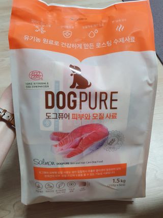도그퓨어 피부와모질/혼합유산균/글루코사민 유기농 로스팅 사료 — 5점을 준 리뷰어가 2021년 9월 올린 사용 사진