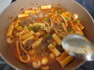 화끈한녀석들 새오똥400g 새우,오징어,똥집 볶음요리 소스,밀떡, 참기름 포함 — 5점을 준 리뷰어가 2022년 12월 올린 사용 사진