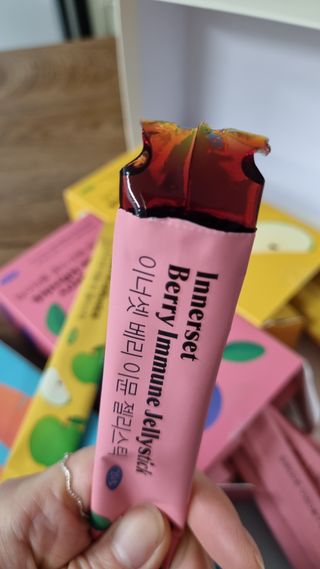 맛있게 골라먹는 이너셋 ABC젤리스틱 이너뷰티젤리 3종세트 15포X3박스 — 5점을 준 리뷰어가 2023년 4월 올린 사용 사진