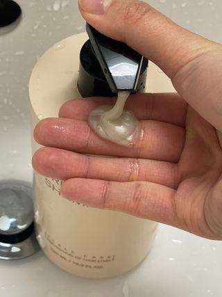 프리마인 더이상 뻣뻣하고 효과없는 탈모샴푸는 NO. 근본부터 케어하는 셀베이스 그린티샴푸(500ml) — 5점을 준 리뷰어가 2023년 4월 올린 사용 사진