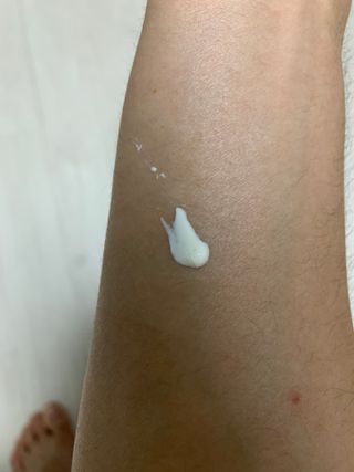 아이오 프리미엄 안탄다르 유브이마스터 선크림 — 5점을 준 리뷰어가 2021년 8월 올린 사용 사진
