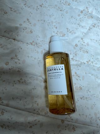 스킨1004 [SKIN1004] 마다가스카르 센텔라 라이트 클렌징 오일 200ml — 5점을 준 리뷰어가 2024년 7월 올린 사용 사진