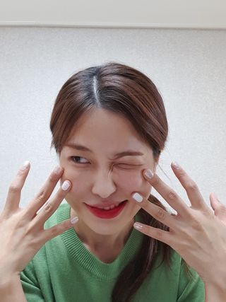 데싱디바 글레이즈 젤네일 포일 이펙트 네일_4종 중 택 1 — 5점을 준 리뷰어가 2021년 9월 올린 사용 사진