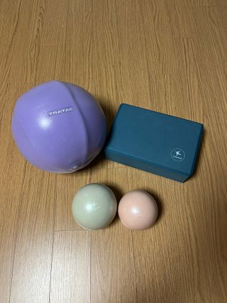 [트라택] 홈 필라테스 SET [미니짐볼+웨이트볼(0.5kg&1kg+요가블럭] — 5점을 준 리뷰어가 2022년 7월 올린 사용 사진
