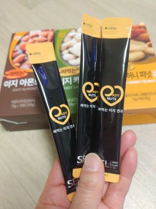 짜먹는 이지견과 짜먹는 이지아몬드, 짜먹는 이지허니피넛, 짜먹는 이지캐슈넛 각 10g X  10포 — 5점을 준 리뷰어가 2021년 2월 올린 사용 사진