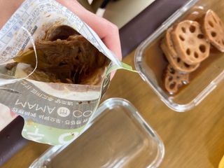 하나마이 [마마쿡] 전 청와대 천상현 셰프의 밑반찬  5종세트(소고기 장조림+연근조림+진미채+간장김자반+새우김자반) — 5점을 준 리뷰어가 2023년 5월 올린 사용 사진