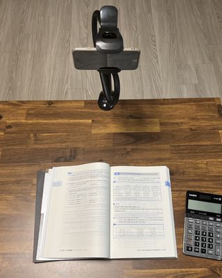 맥스퍼 단단한 집게형 침대 휴대폰 자바라 거치대 — 5점을 준 리뷰어가 2021년 12월 올린 사용 사진