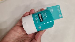 부쉬맨 워터프루프 서핑 선스틱 16g SPF50+ PA++++ — 5점을 준 리뷰어가 2023년 4월 올린 사용 사진