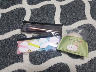 [툴앤썸] 메이크업 브러시로 바르고 호빵 스펀지로 클렌징하는 A-Z 뷰티툴 5종 — 5점을 준 리뷰어가 2021년 2월 올린 사용 사진