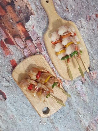 [다물꼬치] 삼겹새우롤꼬치 5개입 350g  + 데리야끼소스 120g + 매운고추소스 120g — 4.5점을 준 리뷰어가 2021년 12월 올린 사용 사진