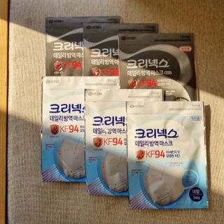 나무드 [유한킴벌리] 크리넥스 KF94 데일리 마스크 화이트 대형 블랙 10개 , 대형 화이트 10개 — 5점을 준 리뷰어가 2021년 10월 올린 사용 사진