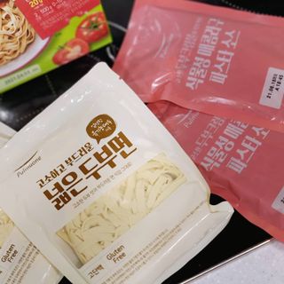 [풀무원] 식물성 저당질식 세트, 두부면 매콤라구파스타와 두부면 직화짜장 — 5점을 준 리뷰어가 2021년 3월 올린 사용 사진