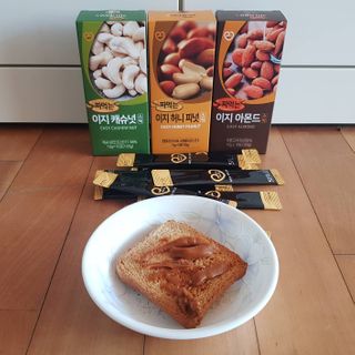 짜먹는 이지견과 짜먹는 이지아몬드, 짜먹는 이지허니피넛, 짜먹는 이지캐슈넛 각 10g X  10포 — 2.5점을 준 리뷰어가 2021년 2월 올린 사용 사진