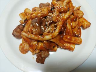 화끈한녀석들 새오똥400g 새우,오징어,똥집 볶음요리 소스,밀떡, 참기름 포함 — 4점을 준 리뷰어가 2022년 12월 올린 사용 사진