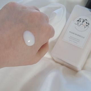 줄라이 모닝 _ JULY MORNING 줄라이모닝 하이드레이팅 퍼퓸드 바디앤핸드 에멀젼 — 5점을 준 리뷰어가 2021년 12월 올린 사용 사진