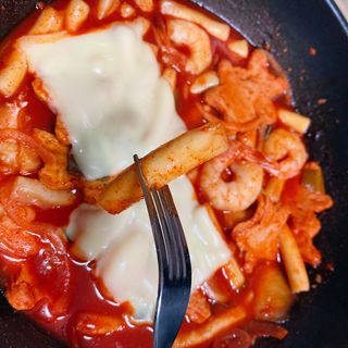 빨간키트 떡볶이 밀키트 2~3인분 매운맛 국물 떡볶이 만들기 쉬운 황금 레시피 분말 소스로 간편한 요리 — 5점을 준 리뷰어가 2021년 8월 올린 사용 사진