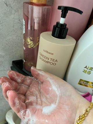 프리마인 더이상 뻣뻣하고 효과없는 탈모샴푸는 NO. 근본부터 케어하는 셀베이스 그린티샴푸(500ml) — 5점을 준 리뷰어가 2023년 3월 올린 사용 사진