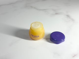 틱톡 [후르디아] 튼입술해결템 올리브영 블루베리 하이드레이팅 허니 립밤 — 5점을 준 리뷰어가 2024년 3월 올린 사용 사진