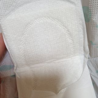 나무드 [데이위드] 국내생산 생리대 가벼운 초 슬림핏 프레쉬 씬 순면커버 생리대 10개입X1팩 — 5점을 준 리뷰어가 2021년 10월 올린 사용 사진