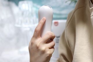 올인원 피부관리 이야 갈바닉 마사지기 — 5점을 준 리뷰어가 2023년 3월 올린 사용 사진