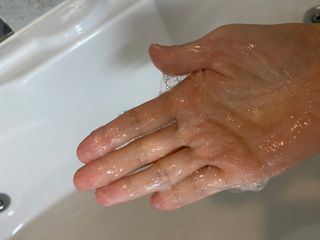 프리마인 더이상 뻣뻣하고 효과없는 탈모샴푸는 NO. 근본부터 케어하는 셀베이스 그린티샴푸(500ml) — 5점을 준 리뷰어가 2023년 3월 올린 사용 사진