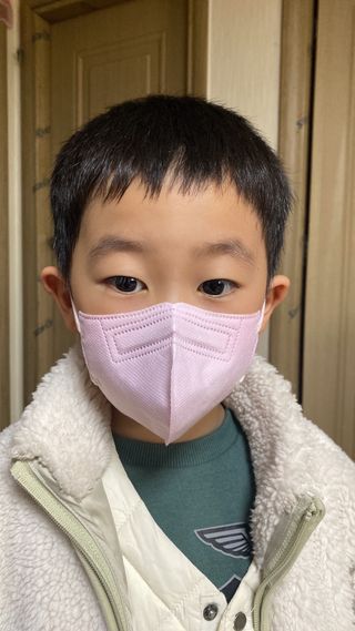 애니가드키즈 새부리형 KF94  5컬러 각 10매입 [화이트, 블랙, 크리미베이지, 코튼핑크, 그레이] 3-6세 — 5점을 준 리뷰어가 2022년 2월 올린 사용 사진