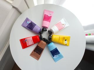 쿤달 BT21 시어버터 앤 마카다미아 퓨어 핸드크림 50ml 7구 기프트 세트 — 5점을 준 리뷰어가 2021년 3월 올린 사용 사진