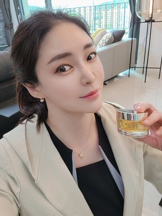 아이앤립 / EYENLIP 아이앤립 24K 골드 N 펩타이드 앰플 크림 — 5점을 준 리뷰어가 2021년 4월 올린 사용 사진