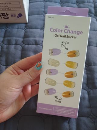 [네일가게] 햇빛에 닿으면 색이 변하는 신기한 햇살 반전 네일스티커 — 5점을 준 리뷰어가 2021년 8월 올린 사용 사진