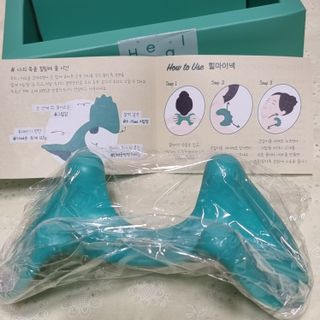 힐니스북 [힐마이넥]   거북목 통증완화를 위한 휴대용 목 안마기 — 5점을 준 리뷰어가 2022년 12월 올린 사용 사진
