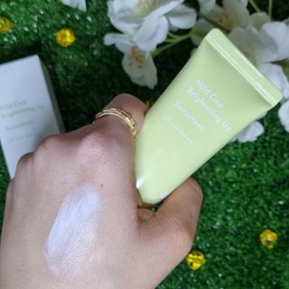 아이레시피 마일드시카 브라이트닝 업 선스크린 SPF50+ PA++++ — 5점을 준 리뷰어가 2023년 6월 올린 사용 사진