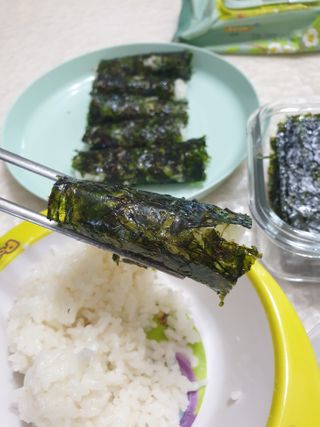 [해림맛김] 들기름에 구운 바삭바삭 김 4종 세트 + 1종 랜덤발송 총5개입 — 5점을 준 리뷰어가 2021년 2월 올린 사용 사진