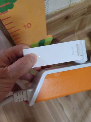 아카라 조명 스위치를 누워서 끄는 방법 (스마트 조명 스위치 2구 + 무선 리모트 스위치 1구 T1, 스마트 허브 E1) — 5점을 준 리뷰어가 2021년 12월 올린 사용 사진