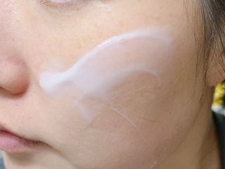 난나 살몬 스파이더 검버섯 미백 톤업 화이트닝 연어 앰플 크림 300ml 대용량 — 5점을 준 리뷰어가 2022년 12월 올린 사용 사진