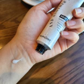 멈칫(MUMCHIT) 넥퍼퓸 NECKPERFUME 2가지 향 — 5점을 준 리뷰어가 2021년 12월 올린 사용 사진