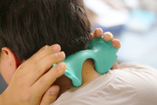 힐니스북 [힐마이넥]   거북목 통증완화를 위한 휴대용 목 안마기 — 5점을 준 리뷰어가 2022년 12월 올린 사용 사진