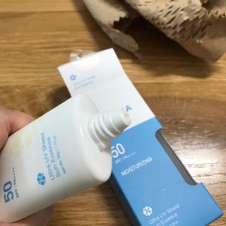 틱톡 [후르디아] 백탁NO! 화잘먹 수분광 선 에센스✨ — 5점을 준 리뷰어가 2023년 8월 올린 사용 사진