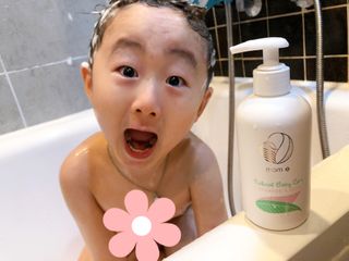 mom e 맘이 내추럴 베이비 케어 샴푸앤바스+로션 — 5점을 준 리뷰어가 2021년 1월 올린 사용 사진