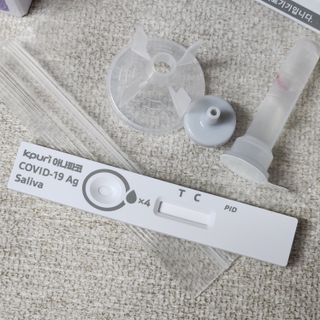 케이퓨리 아나파코 코로나 타액 자가 진단키트 1회분 3개 — 5점을 준 리뷰어가 2023년 4월 올린 사용 사진