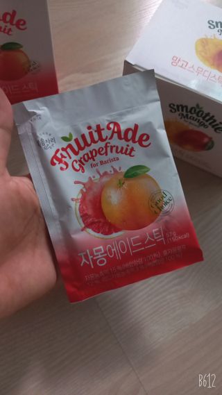 [복음자리] 바리스타 패키지 2종 랜덤발송 (딸기스무디 스틱+샤인머스캣에이드 or 망고스무디+자몽에이드) — 2점을 준 리뷰어가 2022년 7월 올린 사용 사진