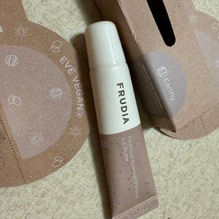 [후르디아] 올리브영 착한보습 비건 립버터 2종 — 4점을 준 리뷰어가 2022년 10월 올린 사용 사진