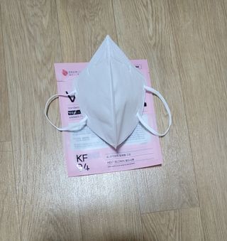 [푸름웰니스] KF94 비움 마스크 - 화이트 — 3.5점을 준 리뷰어가 2021년 3월 올린 사용 사진