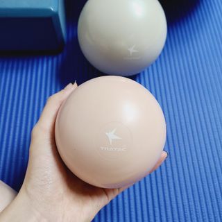 [트라택] 홈 필라테스 SET [미니짐볼+웨이트볼(0.5kg&1kg+요가블럭] — 5점을 준 리뷰어가 2022년 7월 올린 사용 사진