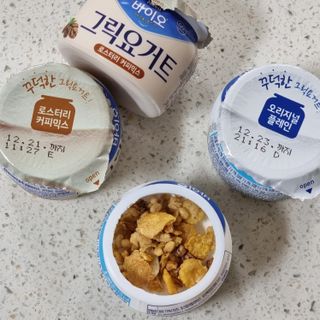 매일바이오 그릭요거트 오리지널 플레인 4개, 로스터리 커피믹스 4개 — 5점을 준 리뷰어가 2021년 12월 올린 사용 사진